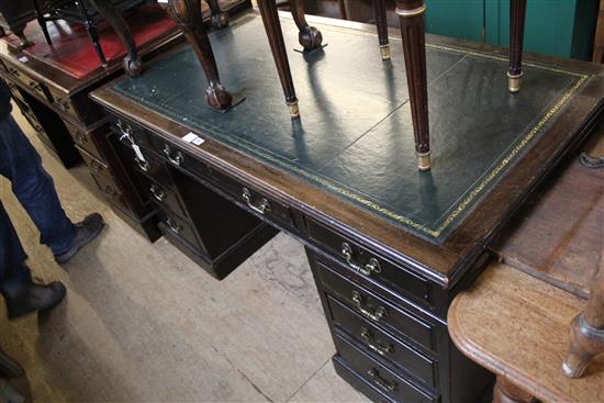 Late Victorian oak partners pedestal desk fitted green skiver (-)